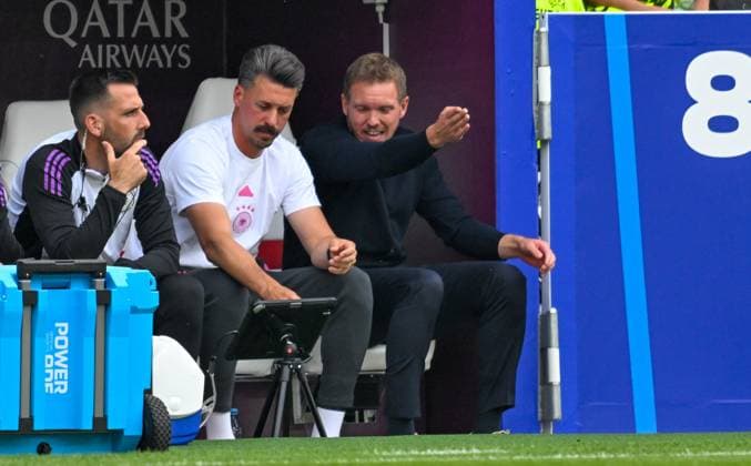 05.07.2024, xsltx, Fussball EM 2024 1 4 Finale, Deutschland - Spanien emspor, v.l. Co-Trainer Sandro Wagner (Deutschland), Cheftrainer Julian Nagelsmann (Deutschland) gibt Anweisungen, gestikuliert mit den Armen, gesticulate, gives instructions (DFL DFB REGULATIONS PROHIBIT ANY USE OF PHOTOGRAPHS as IMAGE SEQUENCES and or QUASI-VIDEO) Stuttgart