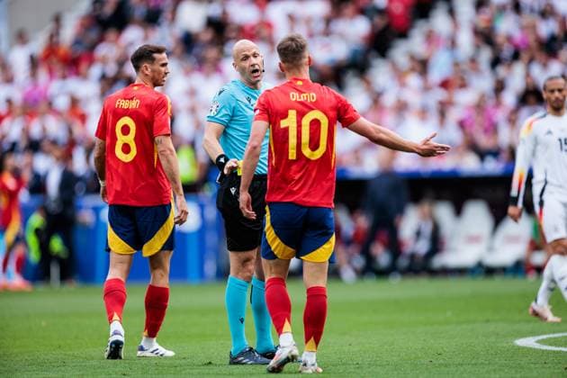 UEFA EURO, EM, Europameisterschaft,Fussball 2024: Spanien - Deutschland; 05.07.2024 Schiedsrichter Anthony Taylor (ENG) Dani Olmo (Spanien, 10), Fabian Ruiz (Spanien, 8) UEFA EURO 2024: Spanien - Deutschland; Stuttgart Arena, Stuttgart am 05.07.2024 Copyright: xBEAUTIFULxSPORTS Wunderlx