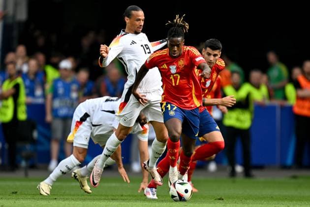 240705 EURO2024 SPAIN VS GERMANY Leroy Sane (19) of Germany defending on Nico Williams (17) of Spain during a soccer game between the national teams of Spain and Germany in the Quarter Final stage of the UEFA EURO, EM, Europameisterschaft,Fussball 2024 tournament , on Friday 5 July 2024 in Stuttgart , Germany . PHOTO SPORTPIX David Catry STUTTGART GERMANY  Copyright: xx 472010