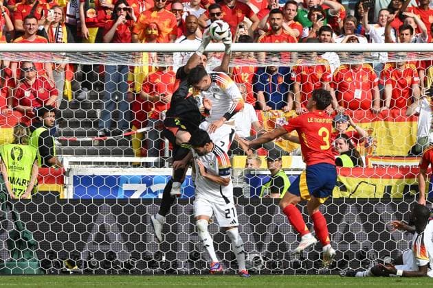 Fußball, Herren, Saison 2023 24, Euro EM 2024, Viertelfinale in Stuttgart, Spanien - Deutschland, Torwart Unai Simon (Spanien), Ilkay Gündogan Guendogan (Deutschland) und Kai Havertz (Deutschland) im Zweikampf , 05.07. 2024, Copyright: xMatthiasxKochx