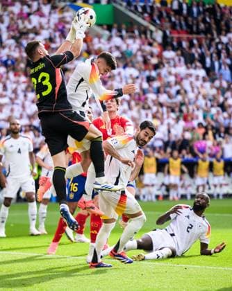 Sport Bilder des Tages 240705 Goalkeeper Unai Simon Mendibil of Spain against Kai Havertz and Ilkay Gundogan of Germany during the UEFA EURO, EM, Europameisterschaft,Fussball 2024 Football Championship quarterfinal between Spain and Germany on July 5, 2024 in Stuttgart. Photo: Mathias Bergeld BILDBYRAN kod MB MB0942 fotboll football soccer fotball fotbolls-em europamästerskap em uefa euro uefa european football championship euro 2024 kvartsfinal quarterfinal quarterfinals spanien spain tyskland germany bbeng bbauto Copyright: MATHIASxBERGELD BB240705MB036