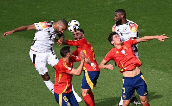 05.07.2024, xjhx, Fussball EM 2024 1 4 Finale, Deutschland - Spanien emspor, v.l. Jonathan Tah (Deutsche Fussball Nationalmannschaft DFB), Fabian Ruiz Pena (Spanien), Daniel Carvajal Ramos (Spanien), Robin Aime Le Normand Mainfray (Spanien), Antonio Rüdiger (Deutsche Fussball Nationalmannschaft DFB) (DFL DFB REGULATIONS PROHIBIT ANY USE OF PHOTOGRAPHS as IMAGE SEQUENCES and or QUASI-VIDEO) Stuttgart