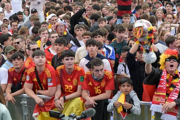 Berlin, Deutschland 5. Juli 2024: Fußball - Europameisterschaft 2024 Viertelfinale: Spanien gegen Deutschland Im Bild: Jubelnde Fans in der Fanzone Brandenburger Tor, eine Gruppe spanischer Fans in der ersten Reihe Copyright: xFotostandx xReuhlx
