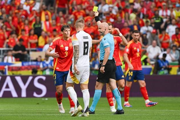 Fußball, Herren, Saison 2023 24, Euro EM 2024, Viertelfinale in Stuttgart, Spanien - Deutschland, Robin Le Normand (Spanien) sieht die gelbe Karte von Schiedsrichter Anthony Taylor , 05.07. 2024, Copyright: xMatthiasxKochx