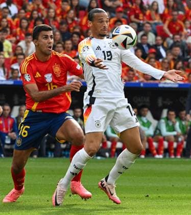 05.07.2024, xsltx, Fussball EM 2024 1 4 Finale, Deutschland - Spanien emspor, v.l. Rodri (Spanien) ,Leroy Sane (Deutschland) Zweikampf, Aktion, action, battle for the ball (DFL DFB REGULATIONS PROHIBIT ANY USE OF PHOTOGRAPHS as IMAGE SEQUENCES and or QUASI-VIDEO) Stuttgart