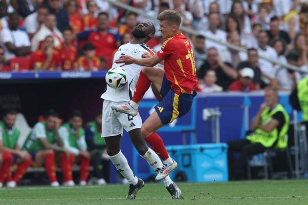 Fußball UEFA EURO, EM, Europameisterschaft,Fussball 2024 Viertelfinale Spanien - Deutschland am 05.07.2024 in der Stuttgart Arena in Stuttgart Antonio Rüdiger ( Deutschland ), links - Dani Olmo ( Spanien ), rechts