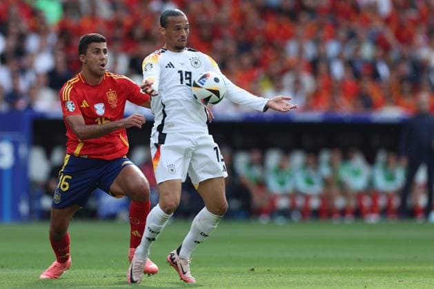 Fußball UEFA EURO, EM, Europameisterschaft,Fussball 2024 Viertelfinale Spanien - Deutschland am 05.07.2024 in der Stuttgart Arena in Stuttgart Rodri ( Spanien ), links - Leroy Sane ( Deutschland ), rechts