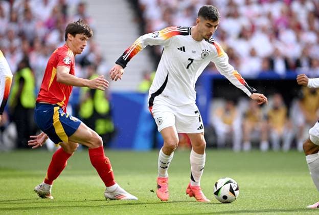 Fussball Euro 2024 Viertelfinale 05.07.2024 Spanien - Deutschland Robin Le Normand (li, Spanien) gegen Kai Havertz (re, Deutschland)