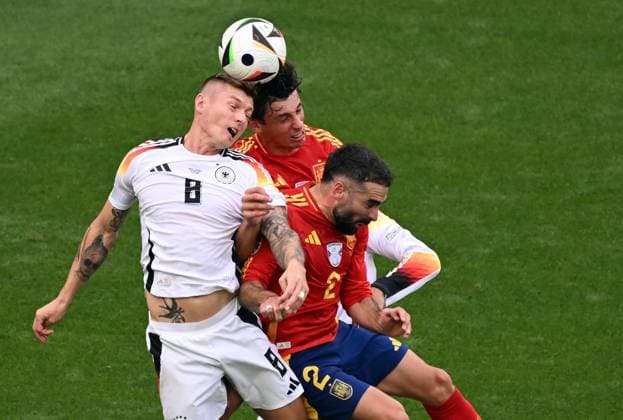 05.07.2024, xjhx, Fussball EM 2024 1 4 Finale, Deutschland - Spanien emspor, v.l. Toni Kroos (Deutsche Fussball Nationalmannschaft DFB), Robin Aime Le Normand Mainfray (Spanien), Daniel Carvajal Ramos (Spanien) (DFL DFB REGULATIONS PROHIBIT ANY USE OF PHOTOGRAPHS as IMAGE SEQUENCES and or QUASI-VIDEO) Stuttgart