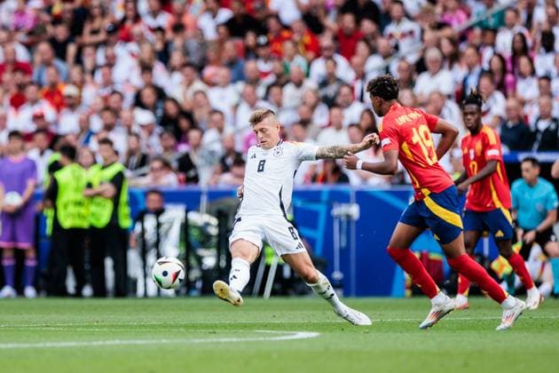 UEFA EURO, EM, Europameisterschaft,Fussball 2024: Spanien - Deutschland; 05.07.2024 Toni Kroos (Deutschland, 8), Lamine Yamal (Spanien, 19), Nico Williams (Spanien, 17) UEFA EURO 2024: Spanien - Deutschland; Stuttgart Arena, Stuttgart am 05.07.2024 Copyright: xBEAUTIFULxSPORTS Wunderlx