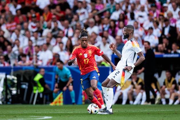 UEFA EURO, EM, Europameisterschaft,Fussball 2024: Spanien - Deutschland; 05.07.2024 Nico Williams (Spanien, 17), Antonio Rüdiger (Deutschland, 2) UEFA EURO 2024: Spanien - Deutschland; Stuttgart Arena, Stuttgart am 05.07.2024 Copyright: xBEAUTIFULxSPORTS Wunderlx