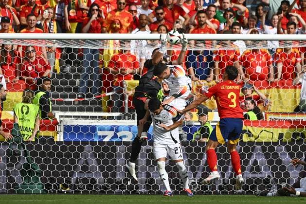 05.07.2024, xpsx, Fussball EM 2024 1 4 Finale, Deutschland - Spanien emspor, v.l. Unai Simon (Spanien) gegen Kai Havertz (Deutschland, 7) Parade, haelt den Ball, faengt den Ball, pariert Zweikampf, Duell, Kampf, tackle (DFL DFB REGULATIONS PROHIBIT ANY USE OF PHOTOGRAPHS as IMAGE SEQUENCES and or QUASI-VIDEO) Stuttgart