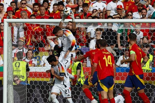 Spain s Unai Simon (2-L) in action against Germany s Kai Havertz (L) during the UEFA EURO, EM, Europameisterschaft,Fussball 2024 s quarter-finals game between Spain and Germany at MHPArena stadium in Stuttgart, Germany, 05 July 2024. Spain vs. Germany !ACHTUNG: NUR REDAKTIONELLE NUTZUNG!  Copyright: xJ.JxGuillenx GRAF2249 20240705-55014071058_1