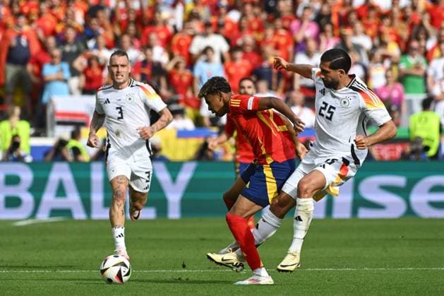 05.07.2024, xpsx, Fussball EM 2024 1 4 Finale, Deutschland - Spanien emspor, v.l. David Raum (Deutschland, 3), Lamine Yamal (Spanien, 19), Emre Can (Deutschland, 25) Zweikampf, Duell, Kampf, tackle (DFL DFB REGULATIONS PROHIBIT ANY USE OF PHOTOGRAPHS as IMAGE SEQUENCES and or QUASI-VIDEO) Stuttgart