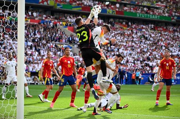 05.07.2024, Fussball UEFA EURO, EM, Europameisterschaft,Fussball 2024, Viertelfinale, Spanien - Deutschland, in der Stuttgart-Arena. v.l. Torwart Simon Unai (Spanien) gegen Kai Havertz (Deutschland)