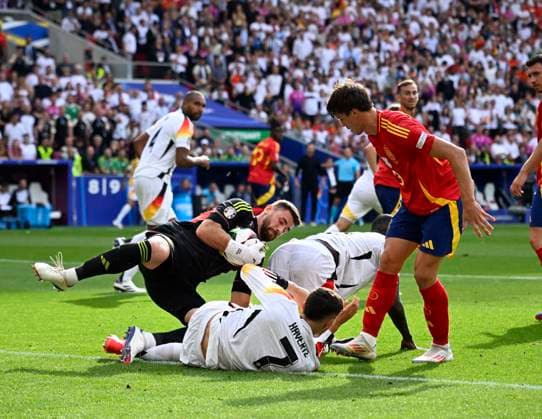 05.07.2024, Fussball UEFA EURO, EM, Europameisterschaft,Fussball 2024, Viertelfinale, Spanien - Deutschland, in der Stuttgart-Arena. v.l. Torwart Simon Unai (Spanien) gegen Kai Havertz (Deutschland)
