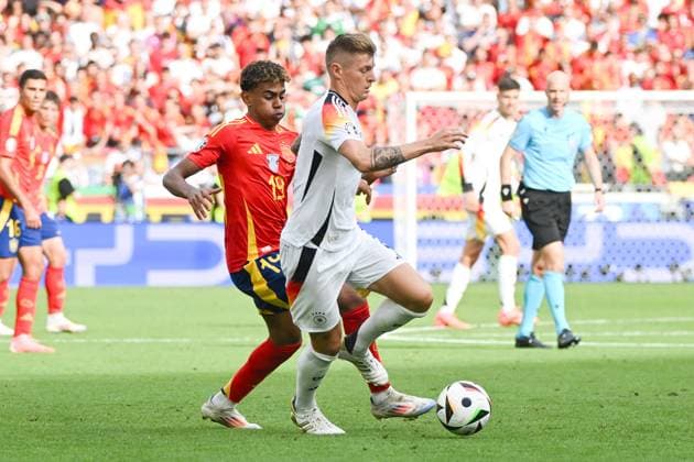 Fußball, Herren, Saison 2023 24, Euro EM 2024, Viertelfinale in Stuttgart, Spanien - Deutschland, Lamine Yamal (Spanien) und Toni Kroos (Deutschland) im Zweikampf , 05.07. 2024, Copyright: xMatthiasxKochx