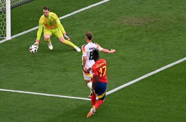 Sport Bilder des Tages 05.07.2024, xjhx, Fussball EM 2024 1 4 Finale, Deutschland - Spanien emspor, v.l. Manuel Neuer (Deutsche Fussball Nationalmannschaft DFB), Toni Kroos (Deutsche Fussball Nationalmannschaft DFB), Nicholas Williams Arthuer Jr. (Spanien) (DFL DFB REGULATIONS PROHIBIT ANY USE OF PHOTOGRAPHS as IMAGE SEQUENCES and or QUASI-VIDEO) Stuttgart