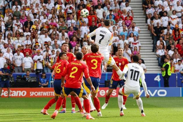 im Zweikampf, Aktion, mit Kai Havertz 7 (Deutschland), Spanien vs. Deutschland, Fussball, UEFA EURO, EM, Europameisterschaft,Fussball 2024, Viertelfinale, 05.07.2024 Stuttgart Baden-Wuerttemberg Deutschland