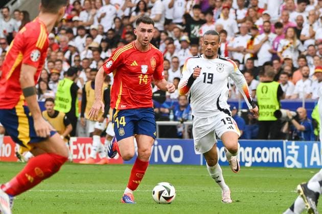 Fußball, Herren, Saison 2023 24, Euro EM 2024, Viertelfinale in Stuttgart, Spanien - Deutschland, Aymeric Laporte (Spanien) und Leroy Sane (Deutschland) im Zweikampf , 05.07. 2024, Copyright: xMatthiasxKochx