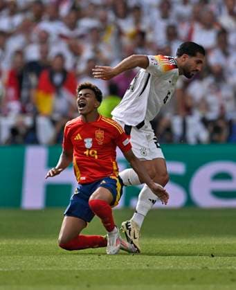 05.07.2024, Fussball UEFA EURO, EM, Europameisterschaft,Fussball 2024, Viertelfinale, Spanien - Deutschland, in der Stuttgart-Arena. Emre Can (Deutschland) gegen Lamine Yamal (Spanien)