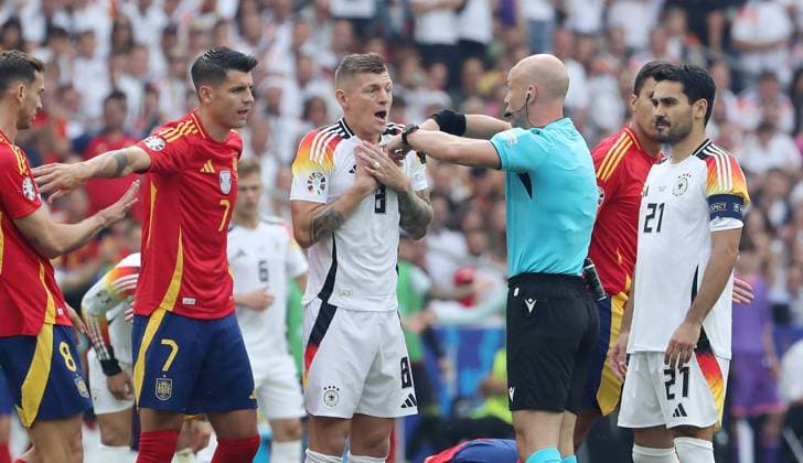 Schiedsrichter Anthony Taylor (ENG) redet mit Toni Kroos Fußball Fussball Europameisterschaft Euro 2024 EM Viertelfinale Herren Saison 2023 2024 05.07.2024 Spanien ESP vs. Deutschland GER in Stuttgart DFL regulations prohibit any use of photographs as image sequences and or quasi-video.