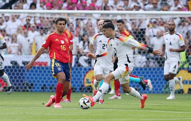 Rodri, Kai Havertz Zweikampf Spielszene Aktion Fußball Fussball Europameisterschaft Euro 2024 EM Viertelfinale Herren Saison 2023 2024 05.07.2024 Spanien ESP vs. Deutschland GER in Stuttgart DFL regulations prohibit any use of photographs as image sequences and or quasi-video.