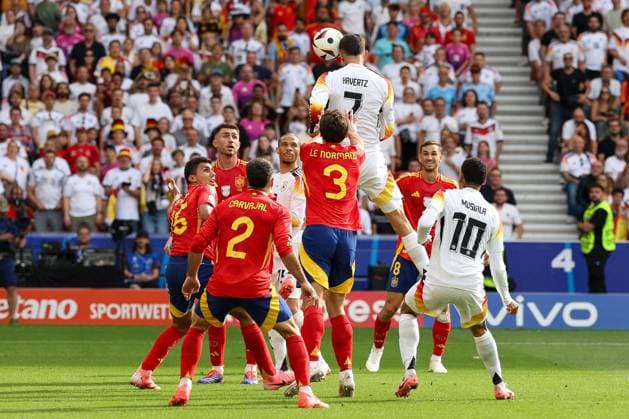 im Zweikampf, Aktion, mit Kai Havertz 7 (Deutschland), Spanien vs. Deutschland, Fussball, UEFA EURO, EM, Europameisterschaft,Fussball 2024, Viertelfinale, 05.07.2024 Stuttgart Baden-Wuerttemberg Deutschland