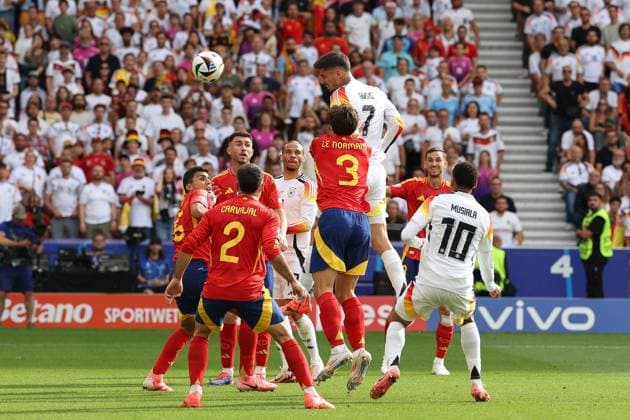 im Zweikampf, Aktion, mit Kai Havertz 7 (Deutschland), Spanien vs. Deutschland, Fussball, UEFA EURO, EM, Europameisterschaft,Fussball 2024, Viertelfinale, 05.07.2024 Stuttgart Baden-Wuerttemberg Deutschland
