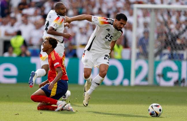 Spain v Germany: Quarter-Final - UEFA EURO, EM, Europameisterschaft,Fussball 2024 Lamine Yamal of Spain and Emre Can of Germany on the ball during the UEFA EURO 2024 quarter-final match between Spain and Germany at Stuttgart Arena on July 5, 2024 in Stuttgart, Germany. Stuttgart Stuttgart Arena Germany Germany Copyright: xRichardxSellers Sportsphoto APLx 14044148