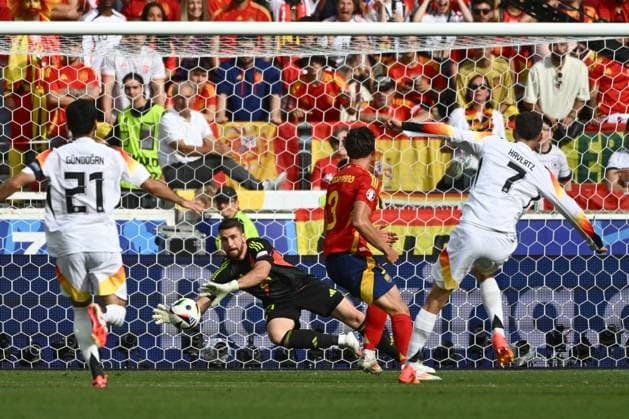 05.07.2024, xpsx, Fussball EM 2024 1 4 Finale, Deutschland - Spanien emspor, v.l. Unai Simon (Spanien) haelt Schuss von Kai Havertz (Deutschland, 7) schiesst den Ball aufs Tor, Torschuss, Schuss Parade, haelt den Ball, faengt den Ball, pariert (DFL DFB REGULATIONS PROHIBIT ANY USE OF PHOTOGRAPHS as IMAGE SEQUENCES and or QUASI-VIDEO) Stuttgart