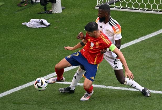 05.07.2024, xjhx, Fussball EM 2024 1 4 Finale, Deutschland - Spanien emspor, v.l. Alvaro Borja Morata Martin (Spanien), Antonio Rüdiger (Deutsche Fussball Nationalmannschaft DFB) (DFL DFB REGULATIONS PROHIBIT ANY USE OF PHOTOGRAPHS as IMAGE SEQUENCES and or QUASI-VIDEO) Stuttgart