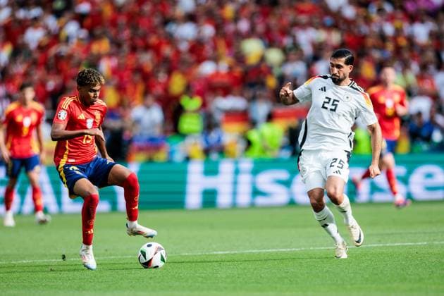 UEFA EURO, EM, Europameisterschaft,Fussball 2024: Spanien - Deutschland; 05.07.2024 Lamine Yamal (Spanien, 19), Emre Can (Deutschland, 25) UEFA EURO 2024: Spanien - Deutschland; Stuttgart Arena, Stuttgart am 05.07.2024 Copyright: xBEAUTIFULxSPORTS Wunderlx
