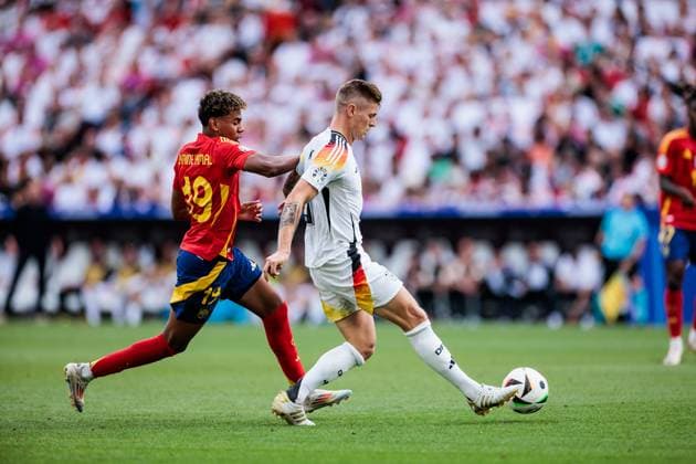 UEFA EURO, EM, Europameisterschaft,Fussball 2024: Spanien - Deutschland; 05.07.2024 Toni Kroos (Deutschland, 8), Lamine Yamal (Spanien, 19) UEFA EURO 2024: Spanien - Deutschland; Stuttgart Arena, Stuttgart am 05.07.2024 Copyright: xBEAUTIFULxSPORTS Wunderlx