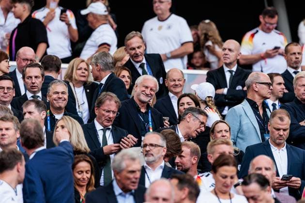 UEFA EURO, EM, Europameisterschaft,Fussball 2024: Spanien - Deutschland; 05.07.2024 Rudi Völler (DFB Direktor A-Nationalmannschaft), und Olaf Scholz (Bundeskanzler der Bundesrepublik Deutschland, SPD) lächeln UEFA EURO 2024: Spanien - Deutschland; Stuttgart Arena, Stuttgart am 05.07.2024 Copyright: xBEAUTIFULxSPORTS Wunderlx