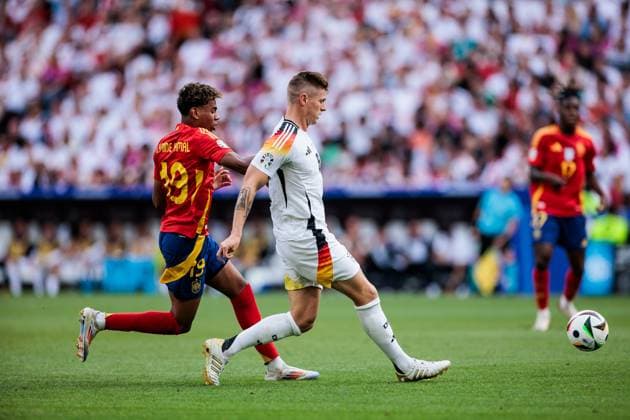 UEFA EURO, EM, Europameisterschaft,Fussball 2024: Spanien - Deutschland; 05.07.2024 Lamine Yamal (Spanien, 19), Toni Kroos (Deutschland, 8) UEFA EURO 2024: Spanien - Deutschland; Stuttgart Arena, Stuttgart am 05.07.2024 Copyright: xBEAUTIFULxSPORTS Wunderlx