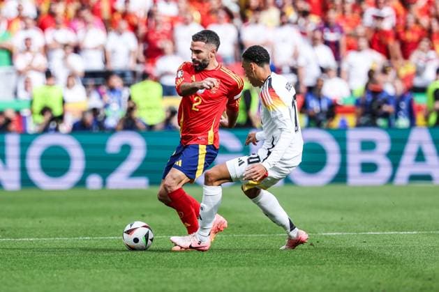Fussball, UEFA EURO, EM, Europameisterschaft,Fussball 2024 Viertelfinale Spanien - Deutschland 05.07.2024, Stuttgart Arena Daniel Carvajal (Spanien, 2) Jamal Musiala (Deutschland, 10) Stuttgart Stuttgart Arena Baden-Württemberg Deutschland