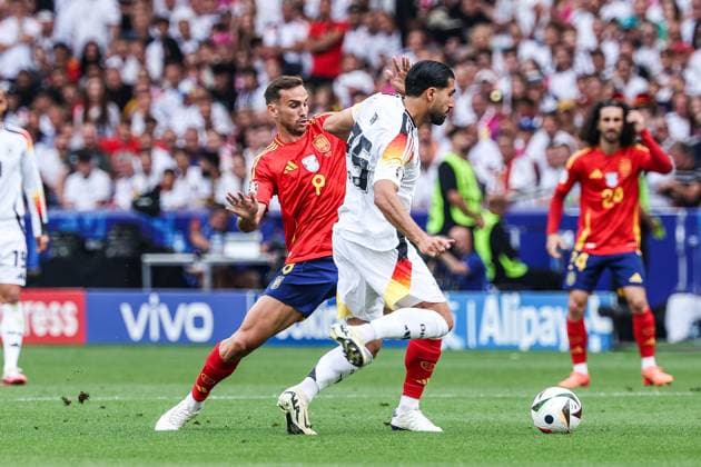Fussball, UEFA EURO, EM, Europameisterschaft,Fussball 2024 Viertelfinale Spanien - Deutschland 05.07.2024, Stuttgart Arena Joselu (Spanien, 9) Emre Can (Deutschland, 25) Stuttgart Stuttgart Arena Baden-Württemberg Deutschland