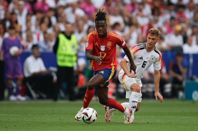 Spain s Nico Williams (L) in action against Germany s Joshua Kimmich (R) during the UEFA EURO, EM, Europameisterschaft,Fussball 2024 s quarter-finals game between Spain and Germany at MHPArena stadium in Stuttgart, Germany, 05 July 2024. Spain vs. Germany !ACHTUNG: NUR REDAKTIONELLE NUTZUNG!  Copyright: xAlbertoxEstevezx GRAF2256 20240705-55014071183_1