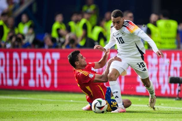 240705 Rodrigo Hernandez of Spain and Jamal Musiala of Germany during the UEFA EURO, EM, Europameisterschaft,Fussball 2024 Football Championship quarterfinal between Spain and Germany on July 5, 2024 in Stuttgart. Photo: Mathias Bergeld BILDBYRAN kod MB MB0942 fotboll football soccer fotball fotbolls-em europamästerskap em uefa euro uefa european football championship euro 2024 kvartsfinal quarterfinal quarterfinals spanien spain tyskland germany bbeng bbauto Copyright: MATHIASxBERGELD BB240705MB039