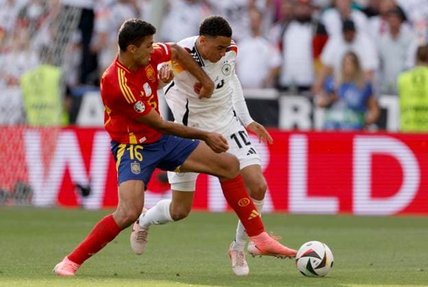 Spain v Germany: Quarter-Final - UEFA EURO, EM, Europameisterschaft,Fussball 2024 Rodri of Spain and Jamal Musiala of Germany challenge during the UEFA EURO 2024 quarter-final match between Spain and Germany at Stuttgart Arena on July 5, 2024 in Stuttgart, Germany. Stuttgart Stuttgart Arena Germany Germany Copyright: xRichardxSellers Sportsphoto APLx 14044150