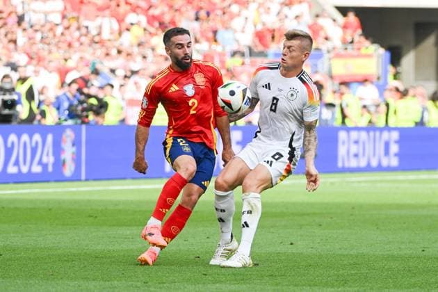 Fußball, Herren, Saison 2023 24, Euro EM 2024, Viertelfinale in Stuttgart, Spanien - Deutschland, Dani Carvajal (Spanien) und Toni Kroos (Deutschland) im Zweikampf , 05.07. 2024, Copyright: xMatthiasxKochx