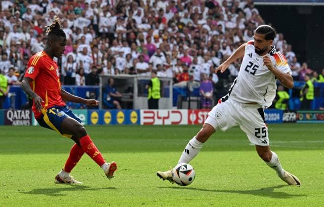 05.07.2024, xsltx, Fussball EM 2024 1 4 Finale, Deutschland - Spanien emspor, v.l. Mikel Williams (Spanien), Emre Can (Deutschland) Zweikampf, Aktion, action, battle for the ball (DFL DFB REGULATIONS PROHIBIT ANY USE OF PHOTOGRAPHS as IMAGE SEQUENCES and or QUASI-VIDEO) Stuttgart