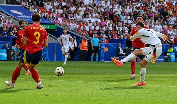 05.07.2024, xsltx, Fussball EM 2024 1 4 Finale, Deutschland - Spanien emspor, v.l. Robin Le Normand (Spanien), Kai Havertz (Deutschland) mit Torschuss (DFL DFB REGULATIONS PROHIBIT ANY USE OF PHOTOGRAPHS as IMAGE SEQUENCES and or QUASI-VIDEO) Stuttgart