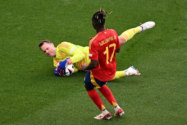 05.07.2024, xjhx, Fussball EM 2024 1 4 Finale, Deutschland - Spanien emspor, v.l. Manuel Neuer (Deutsche Fussball Nationalmannschaft DFB), Nicholas Williams Arthuer Jr. (Spanien) (DFL DFB REGULATIONS PROHIBIT ANY USE OF PHOTOGRAPHS as IMAGE SEQUENCES and or QUASI-VIDEO) Stuttgart