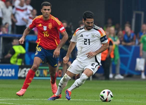05.07.2024, xsltx, Fussball EM 2024 1 4 Finale, Deutschland - Spanien emspor, v.l. Rodri (Spanien), Ilkay Guendogan (Deutschland) (DFL DFB REGULATIONS PROHIBIT ANY USE OF PHOTOGRAPHS as IMAGE SEQUENCES and or QUASI-VIDEO) Stuttgart
