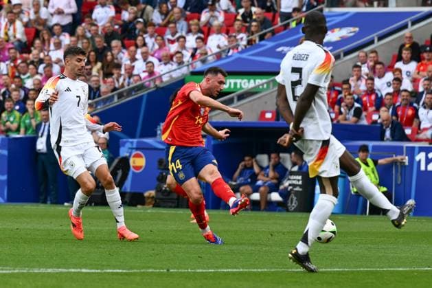 05.07.2024, xpsx, Fussball EM 2024 1 4 Finale, Deutschland - Spanien emspor, v.l. Aymeric Laporte (Spanien, 14) schiesst den Ball aufs Tor, Torschuss, Schuss (DFL DFB REGULATIONS PROHIBIT ANY USE OF PHOTOGRAPHS as IMAGE SEQUENCES and or QUASI-VIDEO) Stuttgart