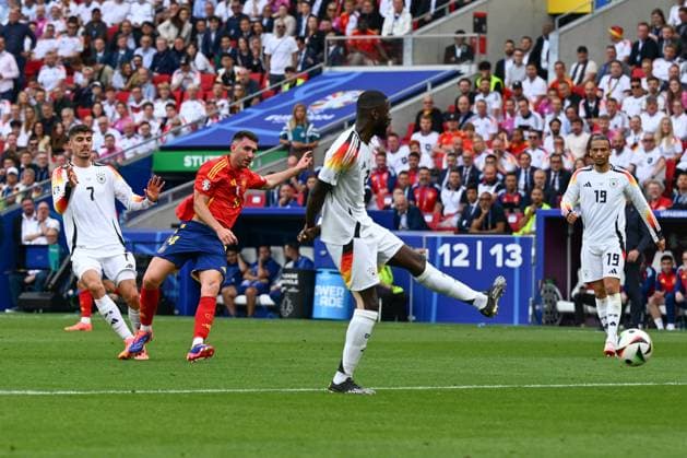 05.07.2024, xpsx, Fussball EM 2024 1 4 Finale, Deutschland - Spanien emspor, v.l. Aymeric Laporte (Spanien, 14) schiesst den Ball aufs Tor, Torschuss, Schuss (DFL DFB REGULATIONS PROHIBIT ANY USE OF PHOTOGRAPHS as IMAGE SEQUENCES and or QUASI-VIDEO) Stuttgart
