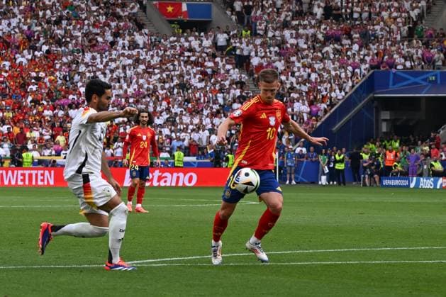 05.07.2024, xpsx, Fussball EM 2024 1 4 Finale, Deutschland - Spanien emspor, v.l. Ilkay Guendogan (Gündogan, Deutschland, 21), Dani Olmo (Spanien, 10) (DFL DFB REGULATIONS PROHIBIT ANY USE OF PHOTOGRAPHS as IMAGE SEQUENCES and or QUASI-VIDEO) Stuttgart
