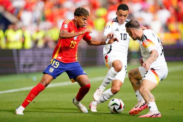GER: Spain v Germany. UEFA EURO, EM, Europameisterschaft,Fussball 2024 Lamine Yamal of Spain and Jamal Musiala of Germany during the UEFA Euro 2024 match between Spain and Germany. Quarter Finals, played at Stuttgart Arena Stadium on July 5, 2024 in Stuttgart, Germany. kpng Copyright: xSergioxRuizx xPRESSINPHOTOx PS_240705_ESP_GER_025